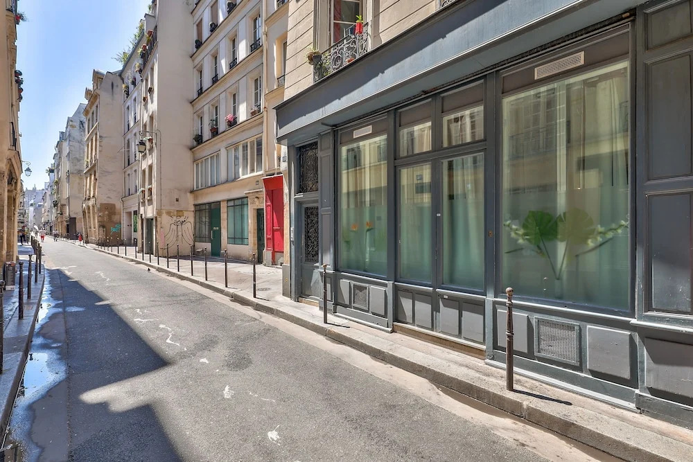 New Stunning 4 Bdrs Apt, With AC – Le Marais