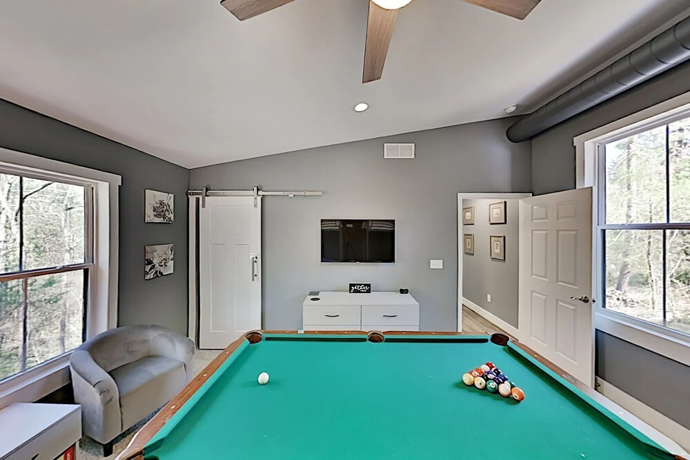 Lavish W/ Hot Tub - Near Asheville, Skiing 3 Bedroom Home