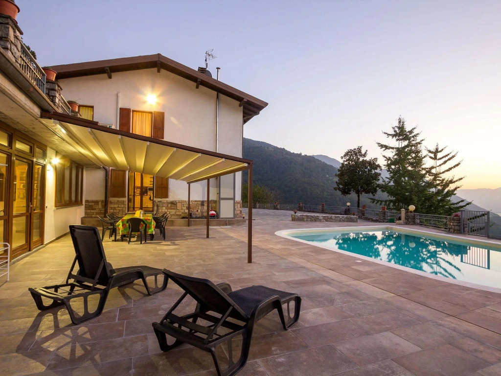 Lakeside Mansion with Pool