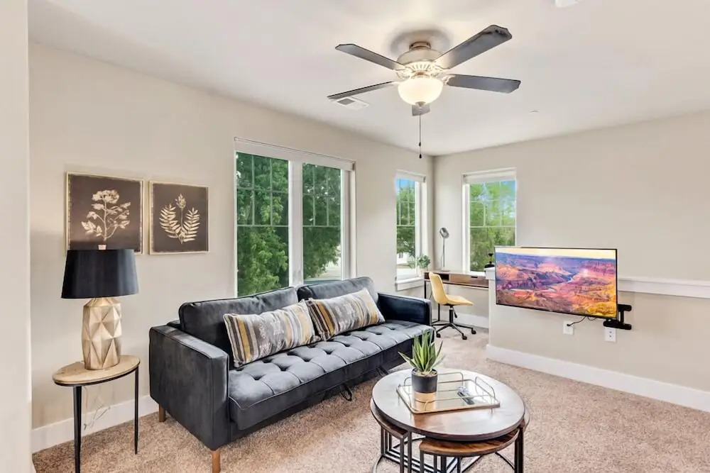 Contemporary Solar Powered Studio near Old Town!