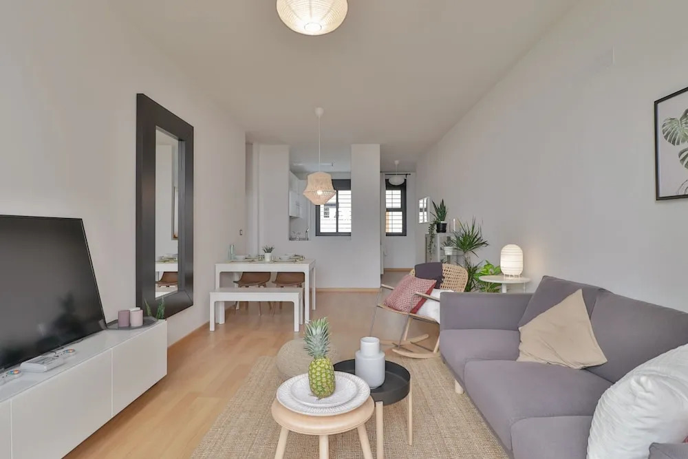 Deluxe Apartment Downtown with Pool and Parking
