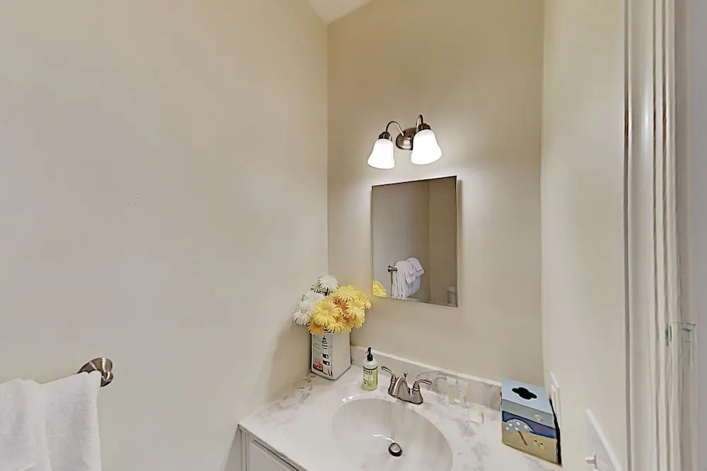 Coastal Getaway W/ 2 Living Areas - Walk To Beach 4 Bedroom Home