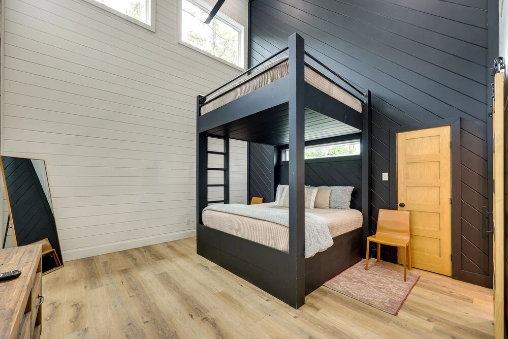 Stunning Cabin w/ Hot Tub, 1 Mi to Broken Bow Lake