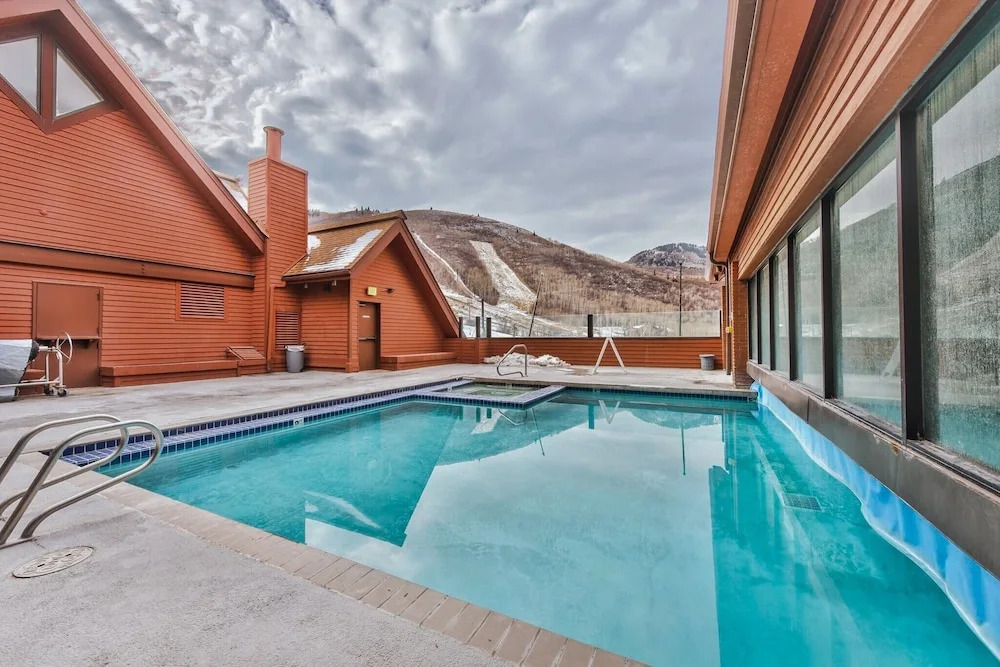 Ski-in/ski-out W/ Pool & Hot Tub 2 Bedroom Condo