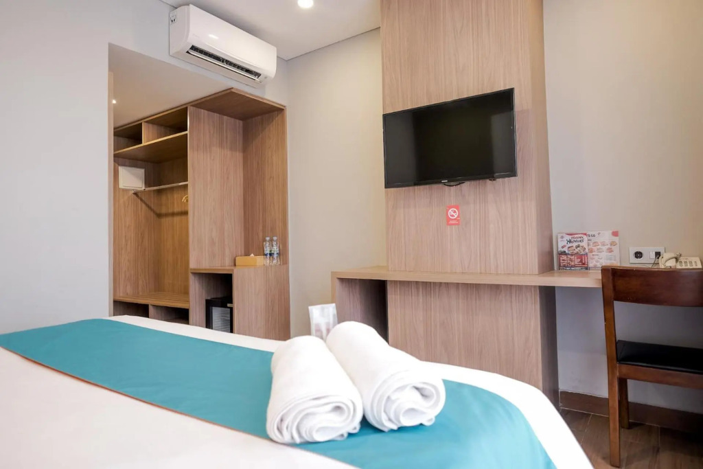 RedDoorz Premium near CBD Puri Indah