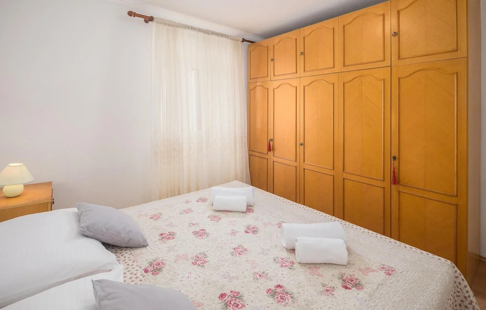 Awesome Home in Erzisce With Wifi and 2 Bedrooms