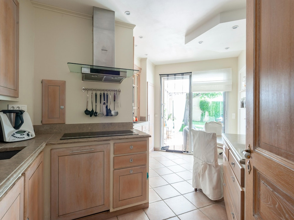 Elegant Villa in Les Mees With Garden