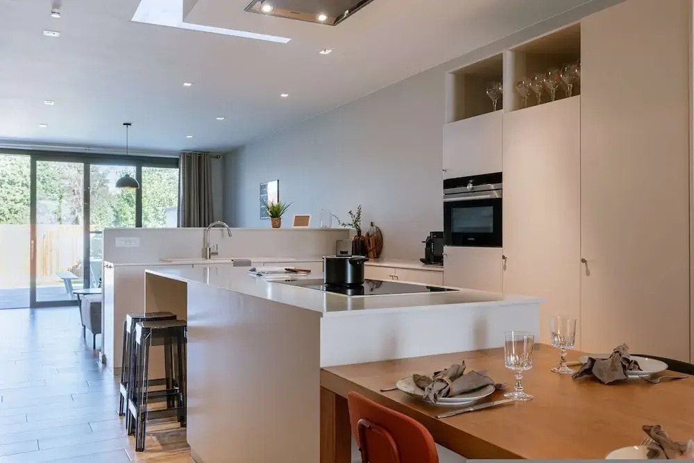 House Tilo Charming Holiday Home in Ypres for 8 Guests History Nature and Relaxation