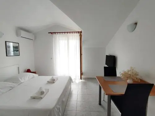 Apartments and Rooms Saric