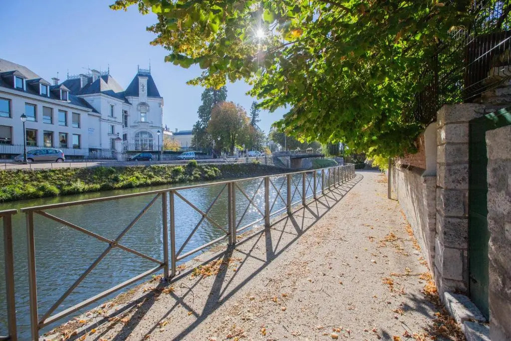 Hyper centre, Bord du canal, Cosy, fibre, parking privée, 1 a 4 pers