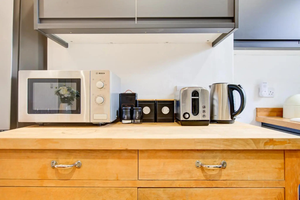 Cosy 2 Bed House in Leyton - Close to Vibrant East Village, Westfield, Olympic Park and the Canals