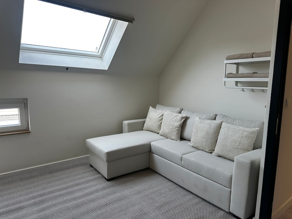 Spacious Rooms 15 Min to City Center