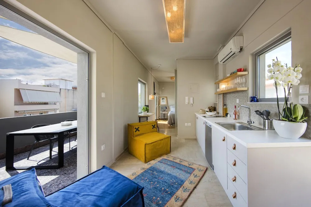 Stylish Sunny Apartment 1 stop to City Center by VillaRentalsgr