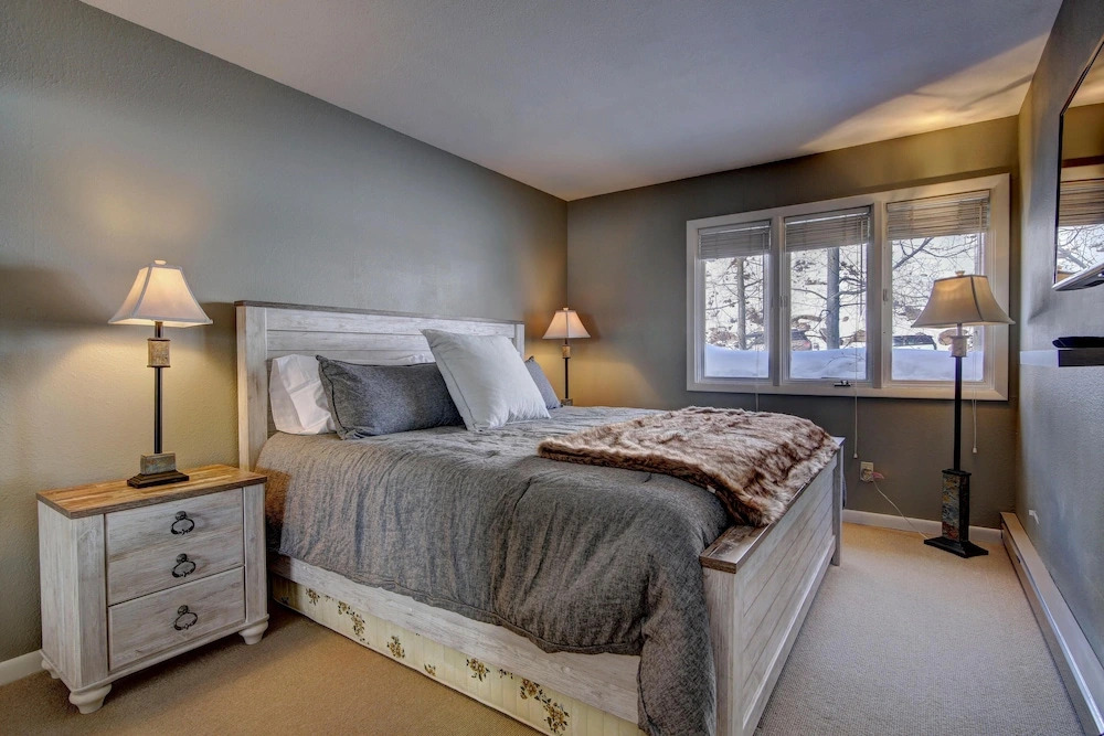 Spacious Condo - Walk to Shuttle