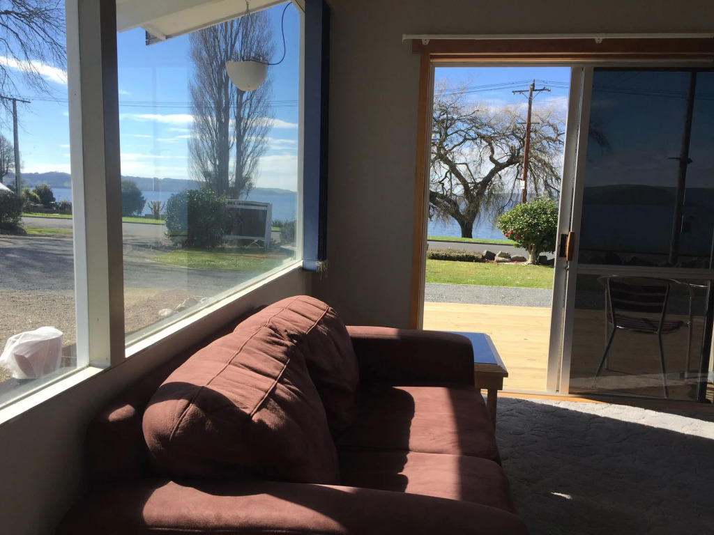 Jack & Dis Waiteti Lakefront Motel