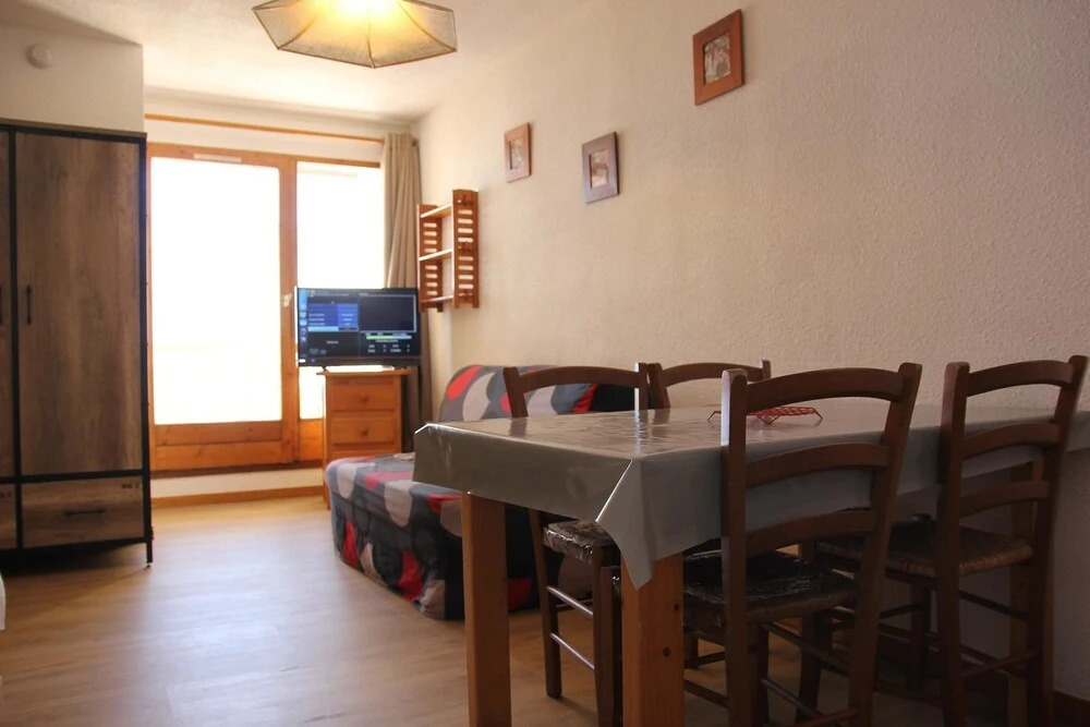 This studio of about 25m2 is quite, on the 5th floor Holiday home 1 ag