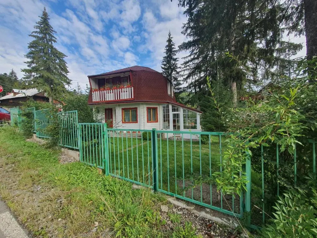 VillaRonda numai în intregime, max 5 persoane, min 4 zile, 130 mp bine incalziti, 3 dormitoare, sufragerie, bucatarie, veranda, terasa, curte cu parcare si grătar, ideala pentru lucru la distanta, insorita, discreta, zona linistita, usor accesibila