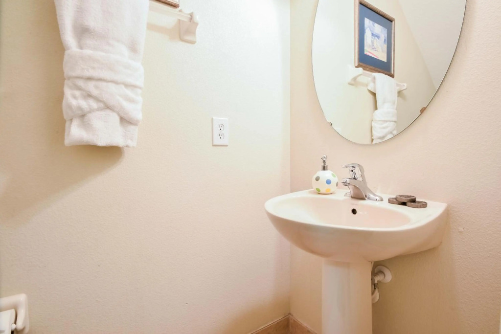 8BR -private swimming pool -gated resort community -suitable for family & group getaways -5 miles to Disney
