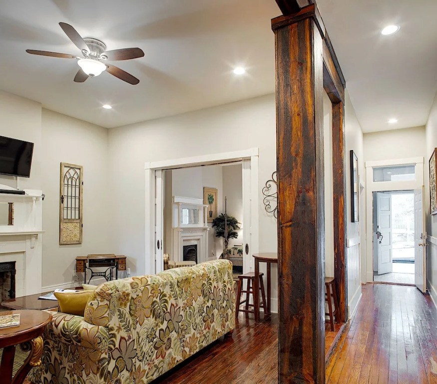 Elegant Brick 2 BR in downtown Savannah