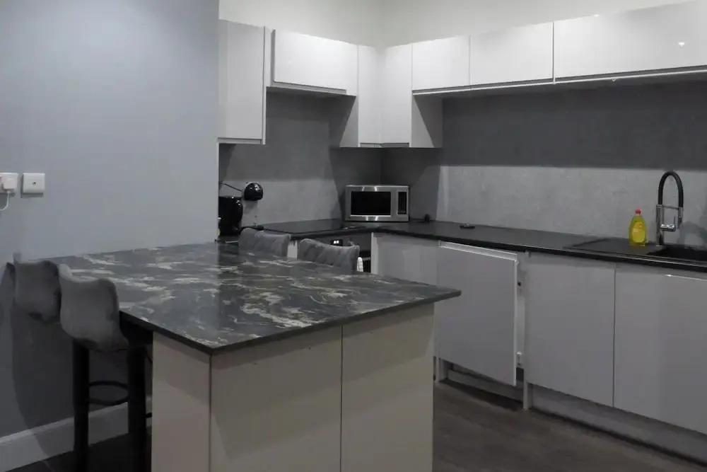 2bed Apt Sleeps 4-near Meadows Park, Parking, Wifi
