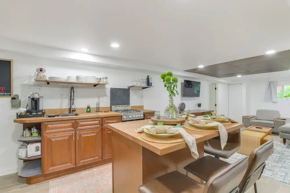 2 Mi to Logan Square: Pet-friendly Urban Oasis!