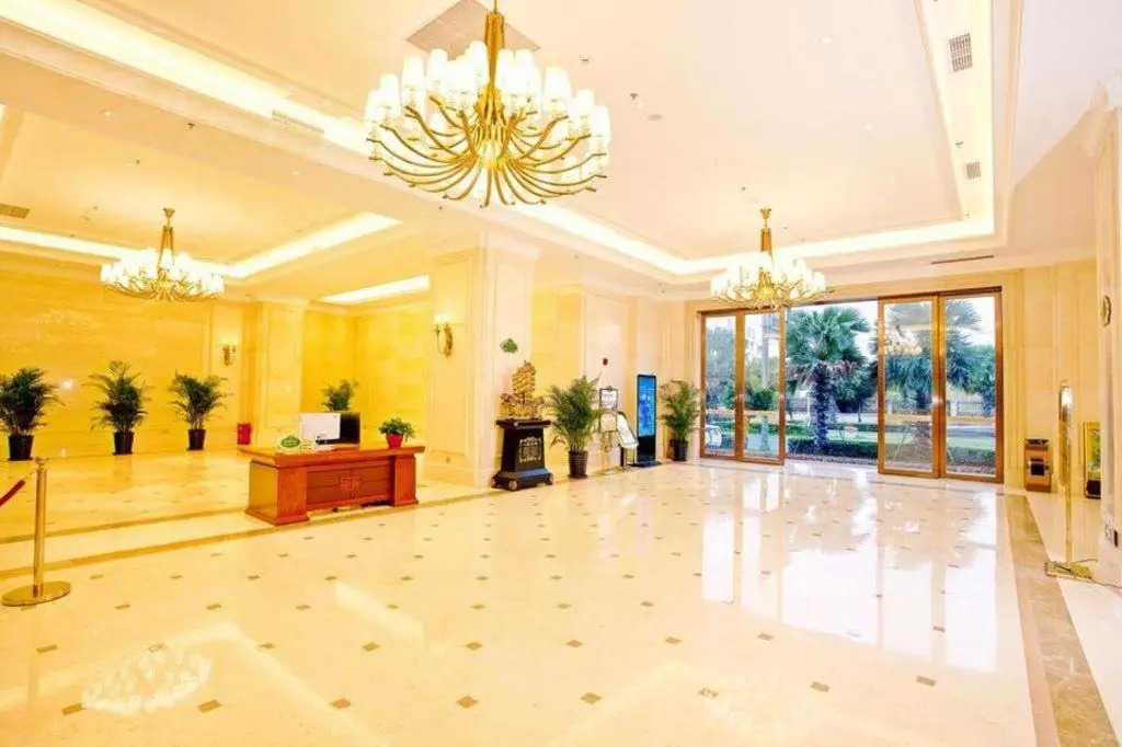 Vienna International Hotel (Sanya High-speed Railway Station)