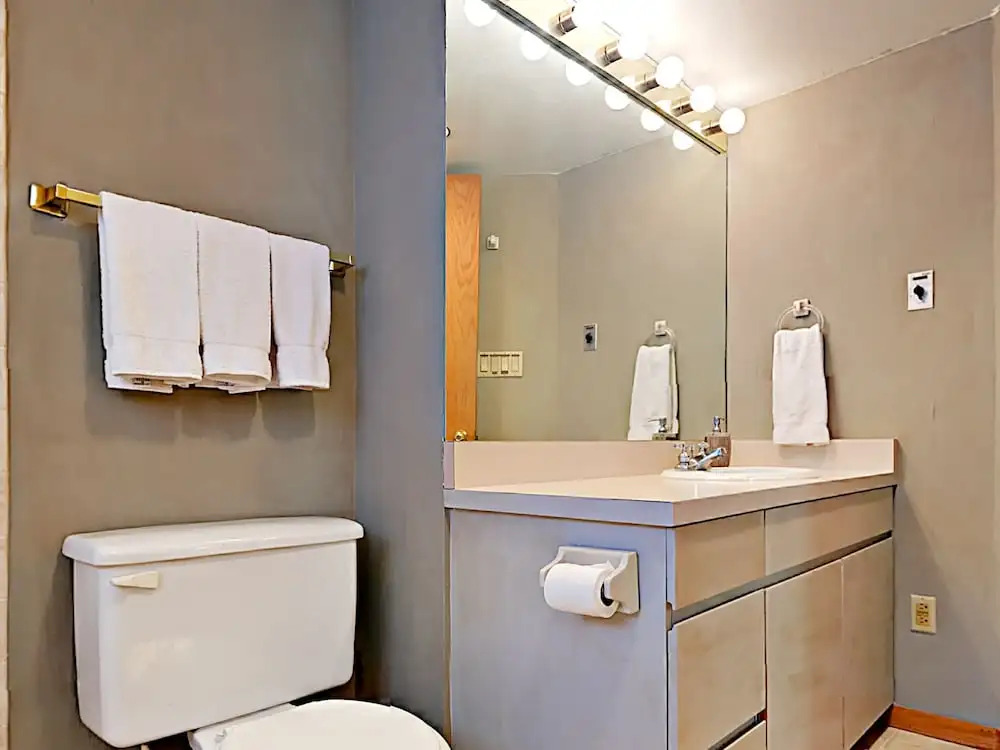 Creekside Townhouse #300 - 3 Br townhouse by RedAwning