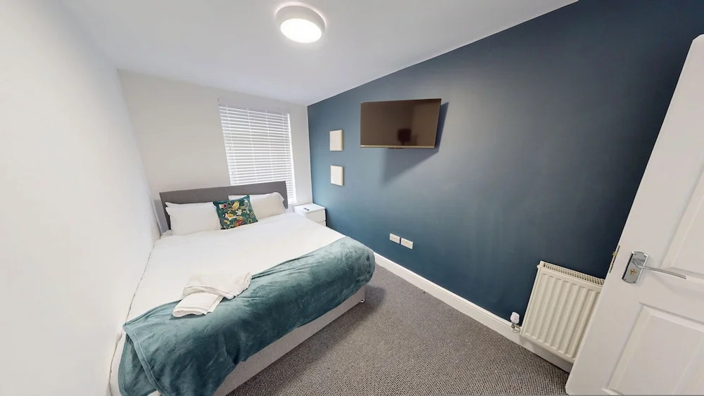 5 TVs 10 Mins to City 2 Showers Parking
