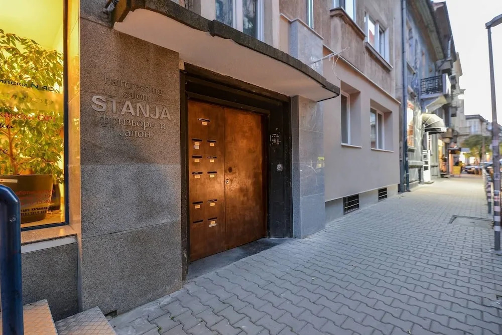FM Deluxe 1-BDR Apartment - Extravaganzzo