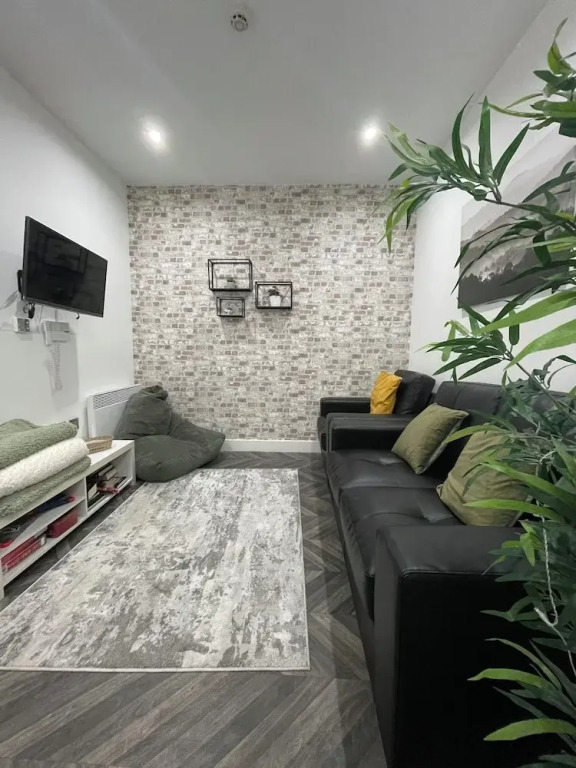 Stylish City Center 2 BR Retreat