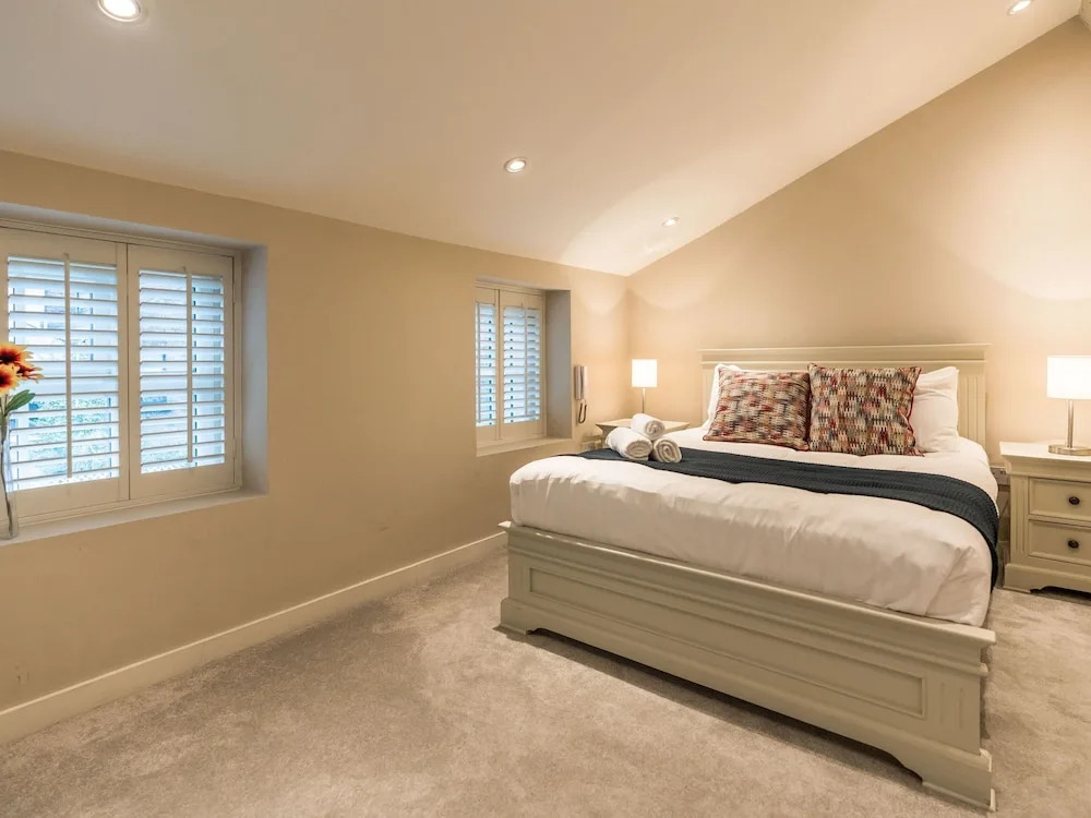 Pierce Brosnan Suite by 5STARSTAY
