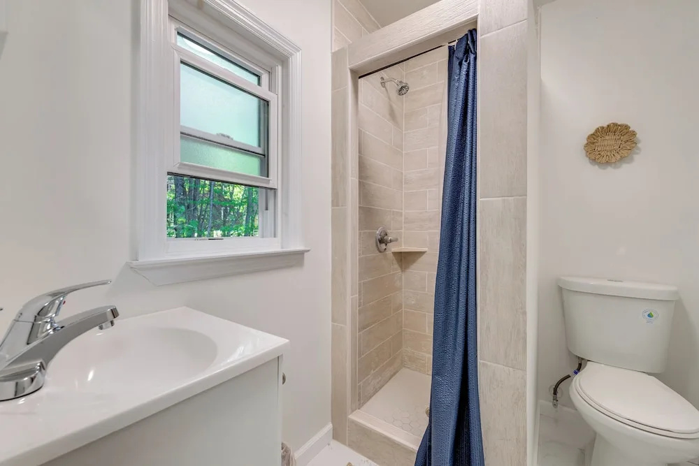 Close to Marina, Beach & Town! Schroon Lake Escape