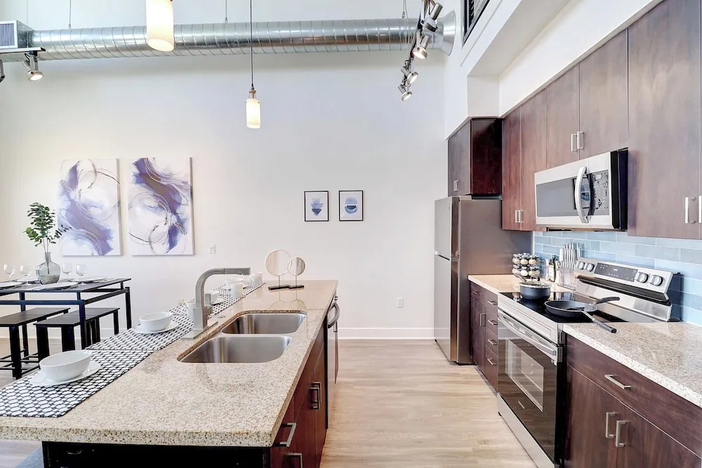 Loft with Views-King Bed-Close to Shop/Dine-Parking 4011