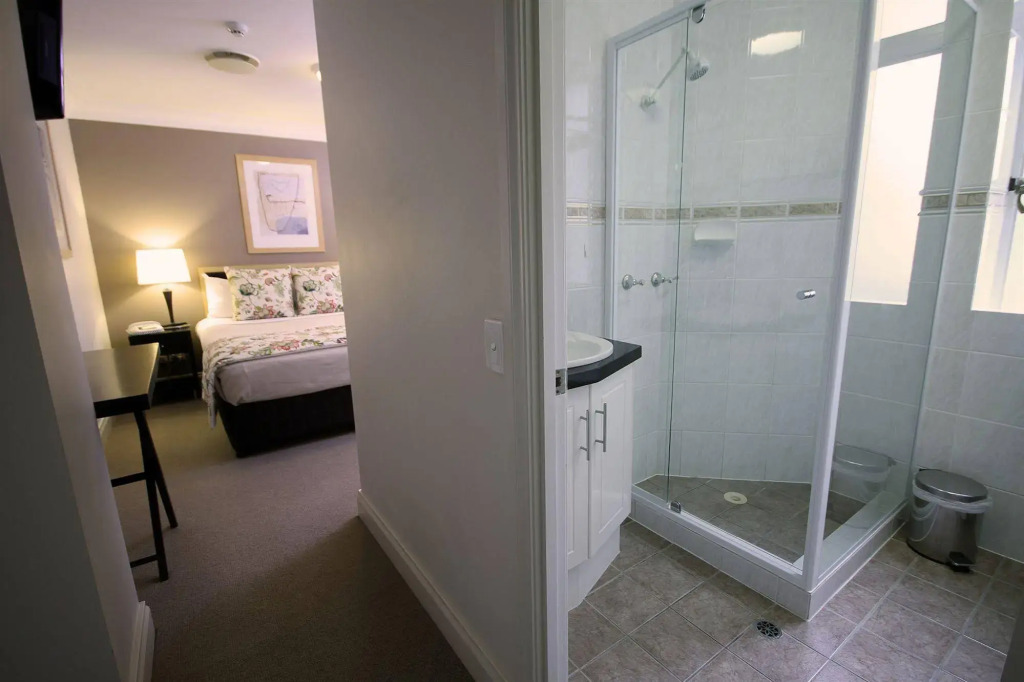 Manor Apartment Hotel