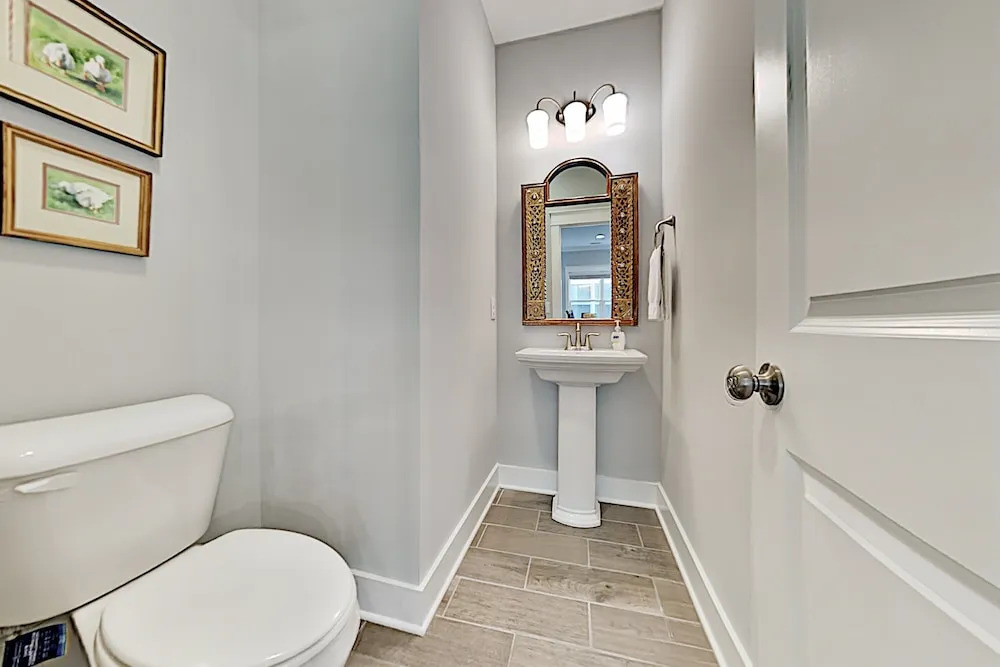 Stylish In Gated Community - Walk To Beach! 5 Bedroom Home