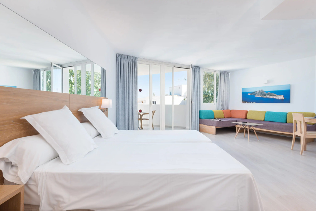 Loft studio with shared pool, near the beach