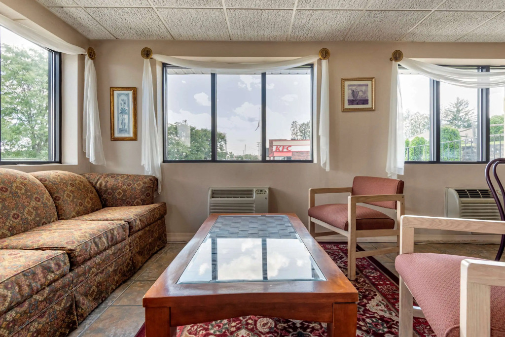 Econo Lodge Dewitt I-90