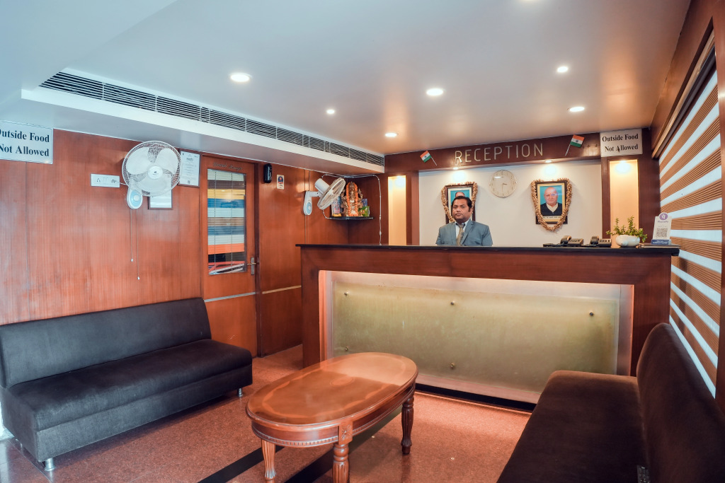 FabHotel Pleasure Inn - Near DB Mall