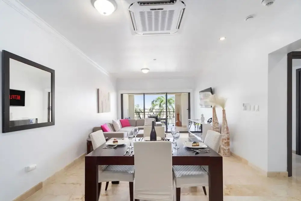 Beautiful 2BR Condo w Large Balcony in Palm Beach