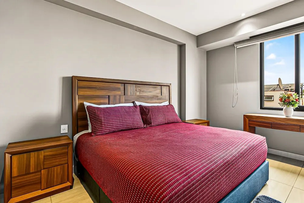 Modern Condo With Rooftop Pool, Balcony, gas Grill & gym Access