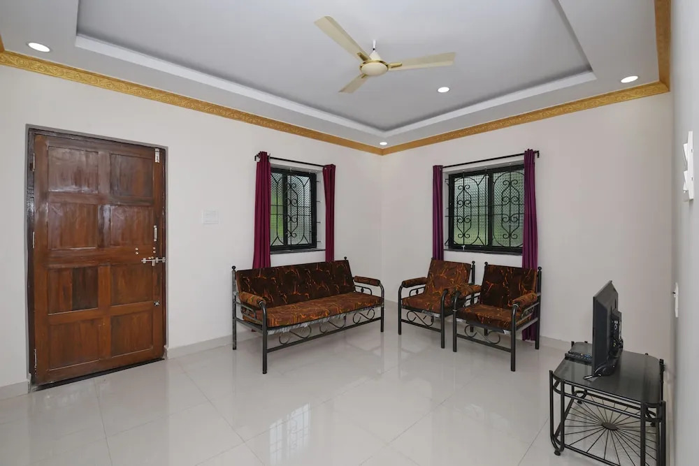 OYO 19828 Home Modern 2BHK Near Club Cubana