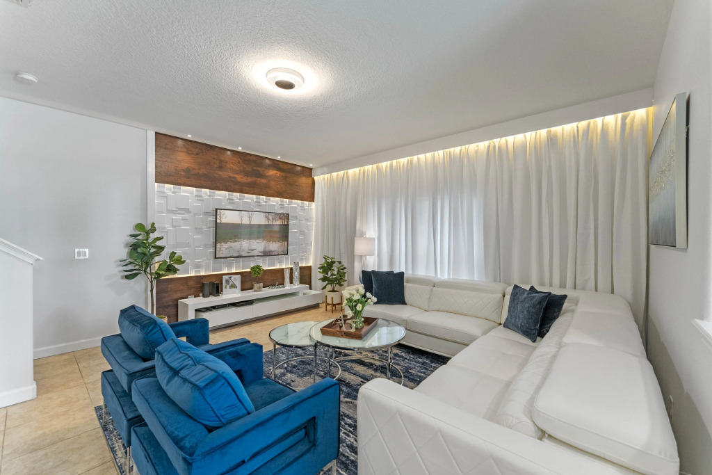 5 Bedrooms 4 Bathrooms Storey Lake 4819 Ct