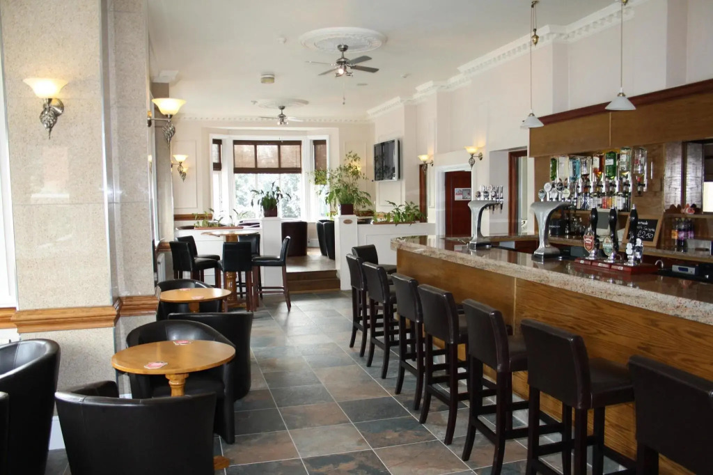 Uno Thames Hotel Maidenhead -Reopened Brand New Again -FREE PARKING
