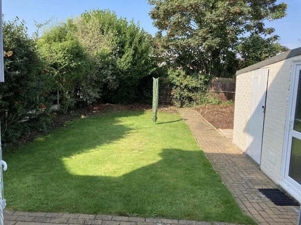 Large Detached House With off Street Parking Close to Heathrow