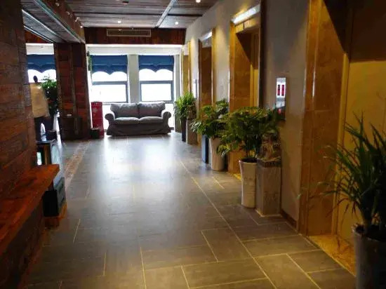 Chao Featured Hotel (Jiaxiulou Qingyun Market)