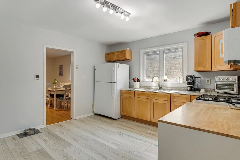 Spacious Chicago Group Home! Walk to Train & Eats