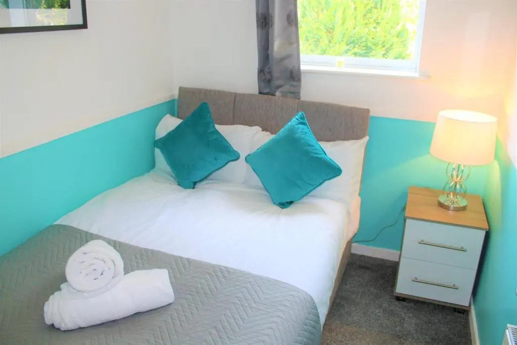 Beautiful 3 bed house Sleeps 6 Free Parking!
