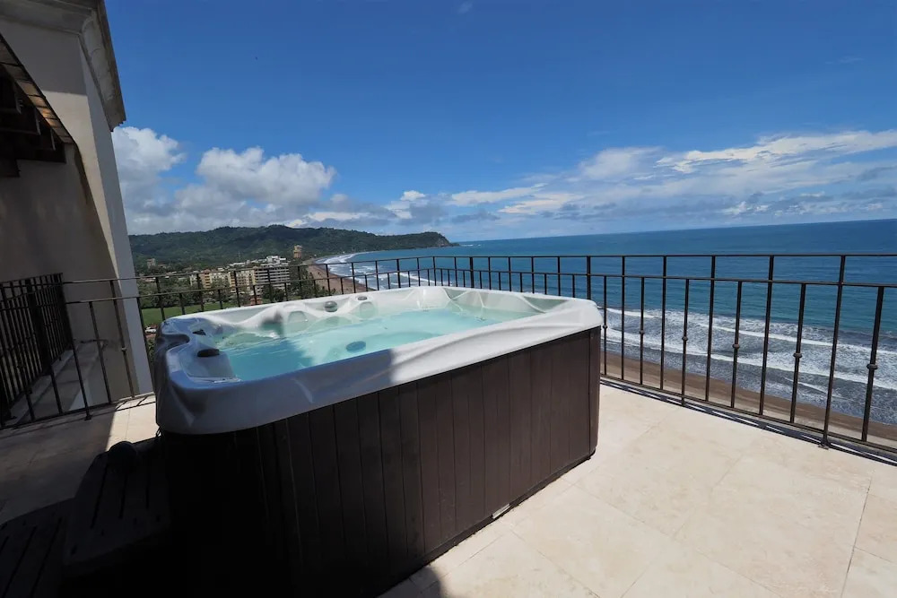 Crocs Resort Oceanfront Penthouse Jaco