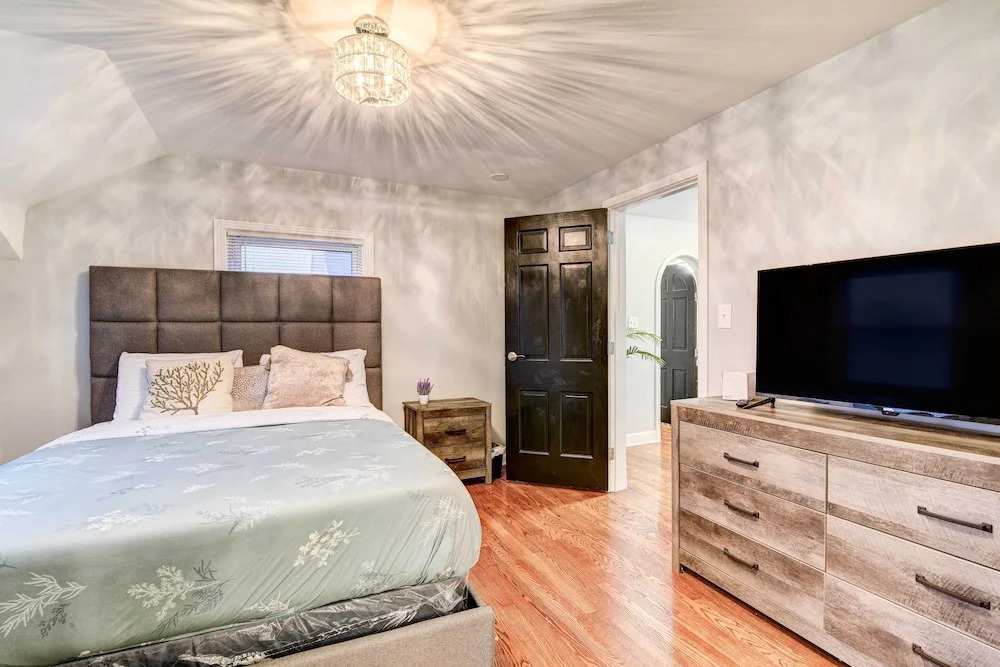 Luxurious Detroit Home - Walk to Golf and Park!