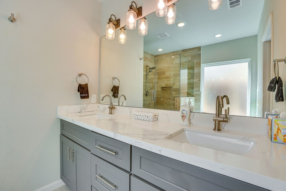 Houston Upgrade! Spacious + Modern Unit Near UH